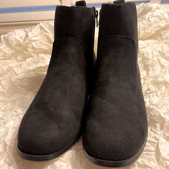 Black synthetic suede Western style ankle boots. NWT Size 39 - Picture 2 of 9